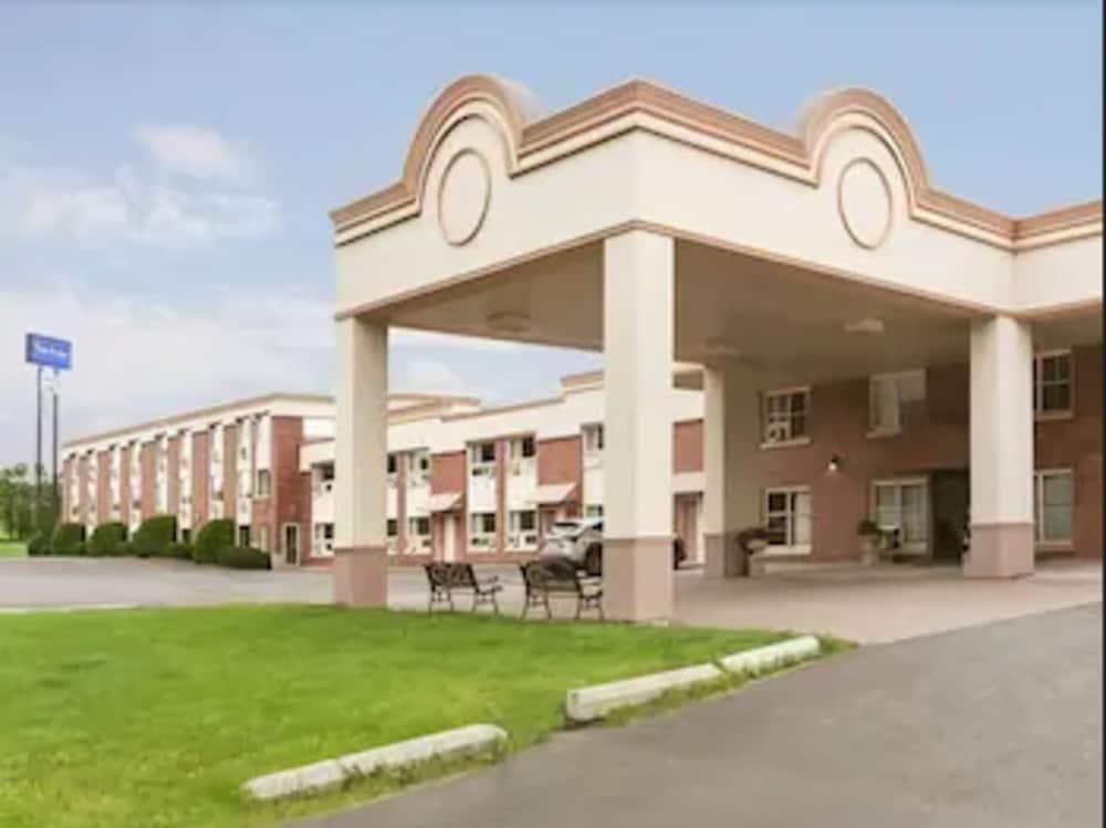 Travelodge By Wyndham Edmundston Exterior photo