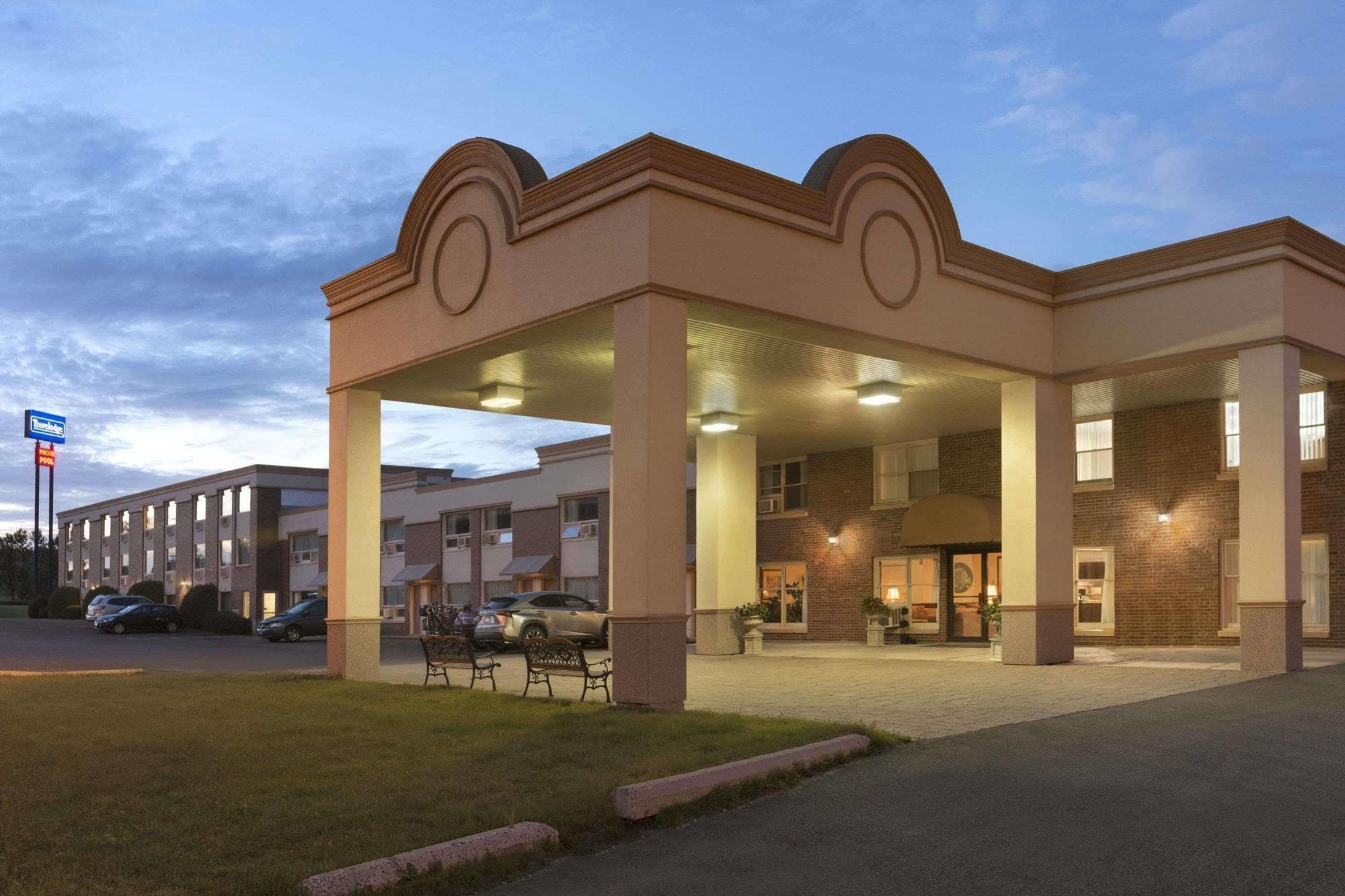 Travelodge By Wyndham Edmundston Exterior photo